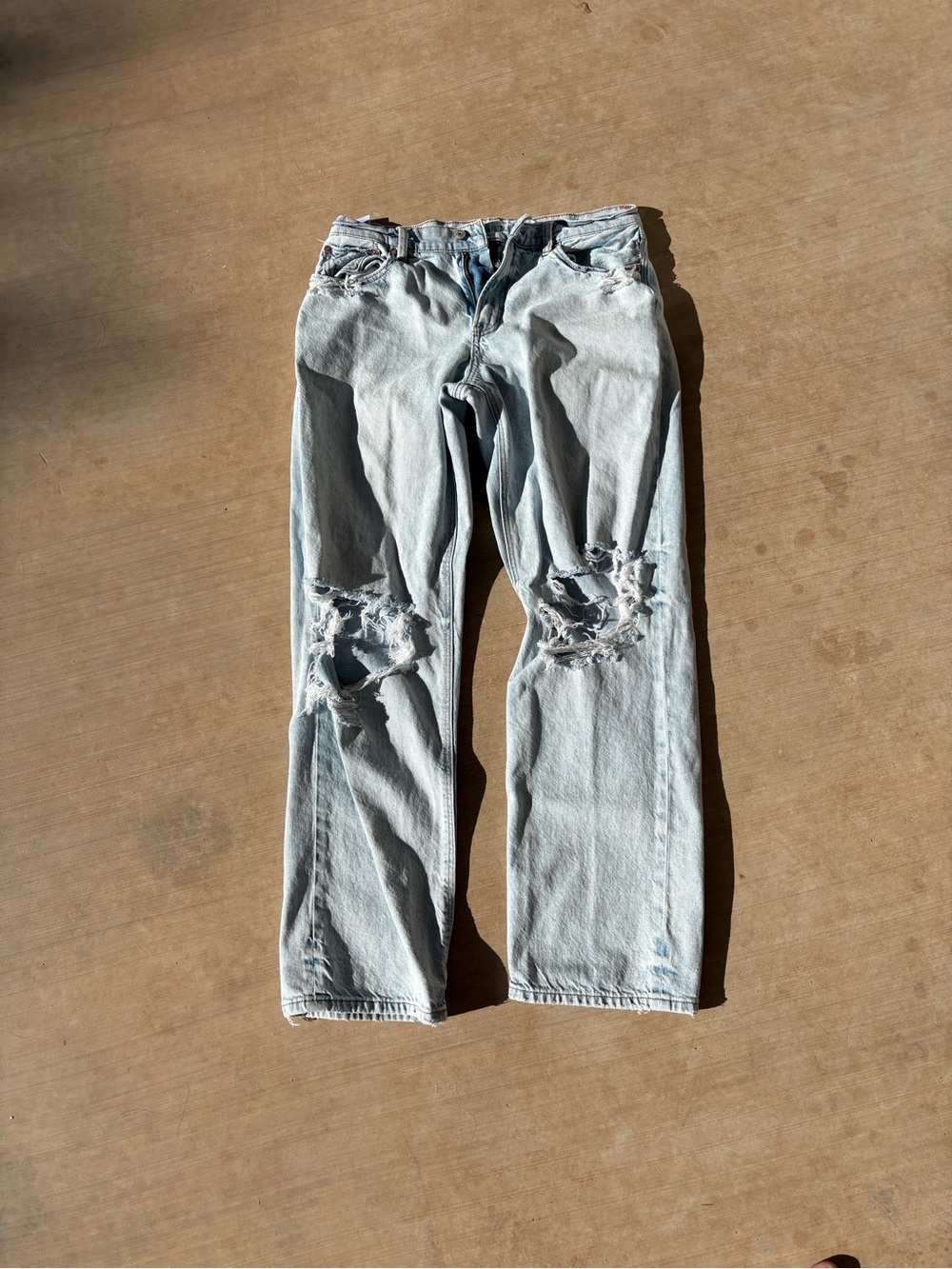 American Eagle Light Wash Distressed Knee Ripped Strigid Jeans